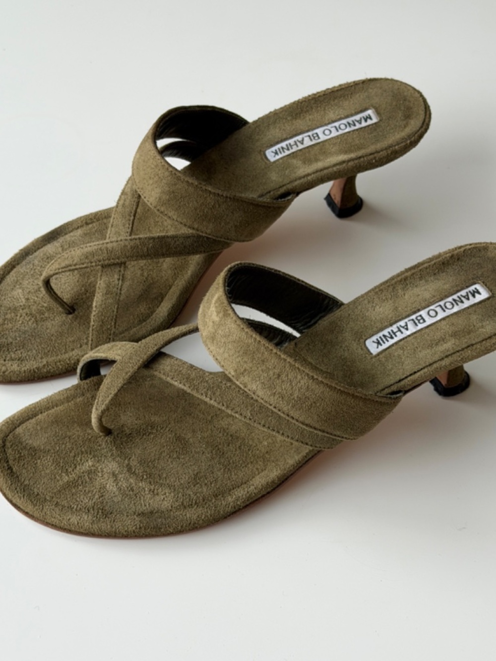 Vintage Manolo Blahnik olive suede thong sandals, IT 37.5, approx. US 7 - Picture 3 of 10